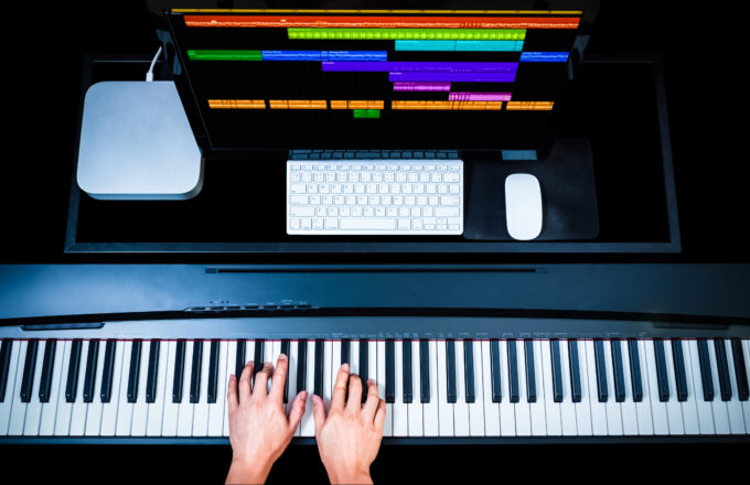 MIDIキーボードとMacに表示されたDAWの画面