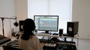 DTMでミックスをする女性
