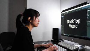 独学でDTMを学ぶ若者