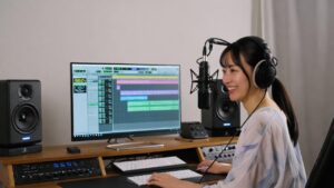 DTMでミックスを学ぶ女性