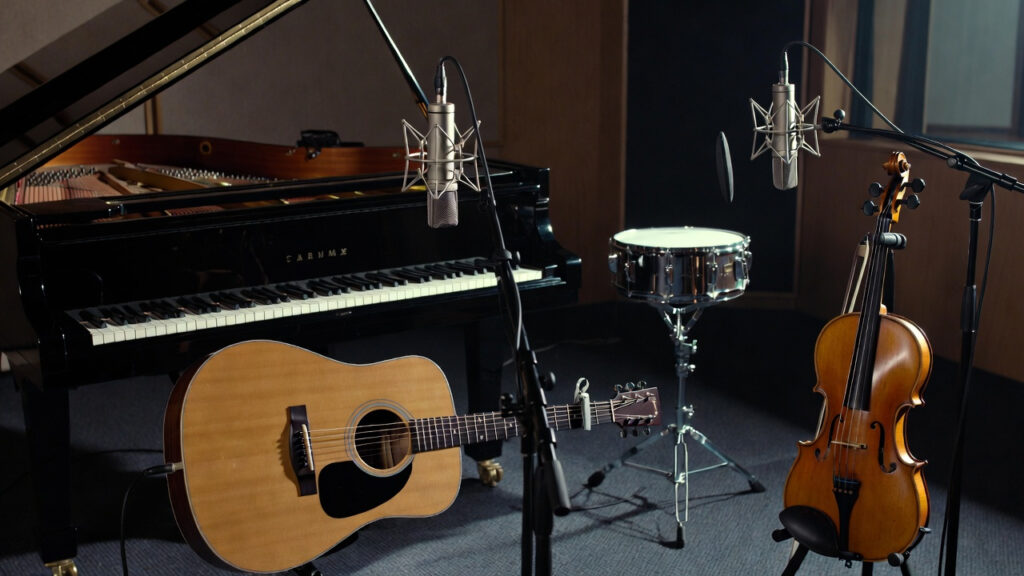 アコースティックギター、スネアドラム、バイオリン、グランドピアノ