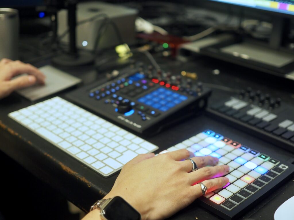 パッドコントローラーとキーボードで作曲するIkumi Magataの手元