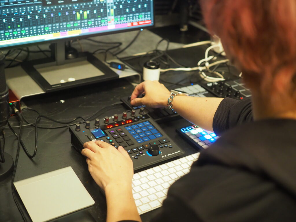 Akashic DTM教室の代表、Ikumi Magataの作業スタジオ