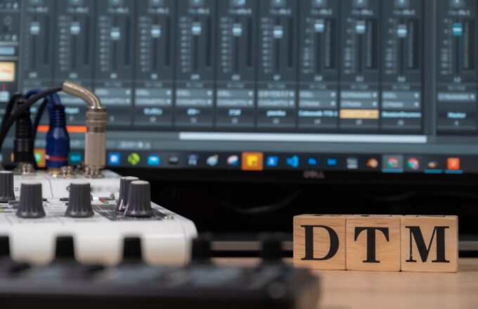 アナログミキサーとDAW上のミキサー画面、フィジカルコントローラーを併用してミキシングを行っている様子